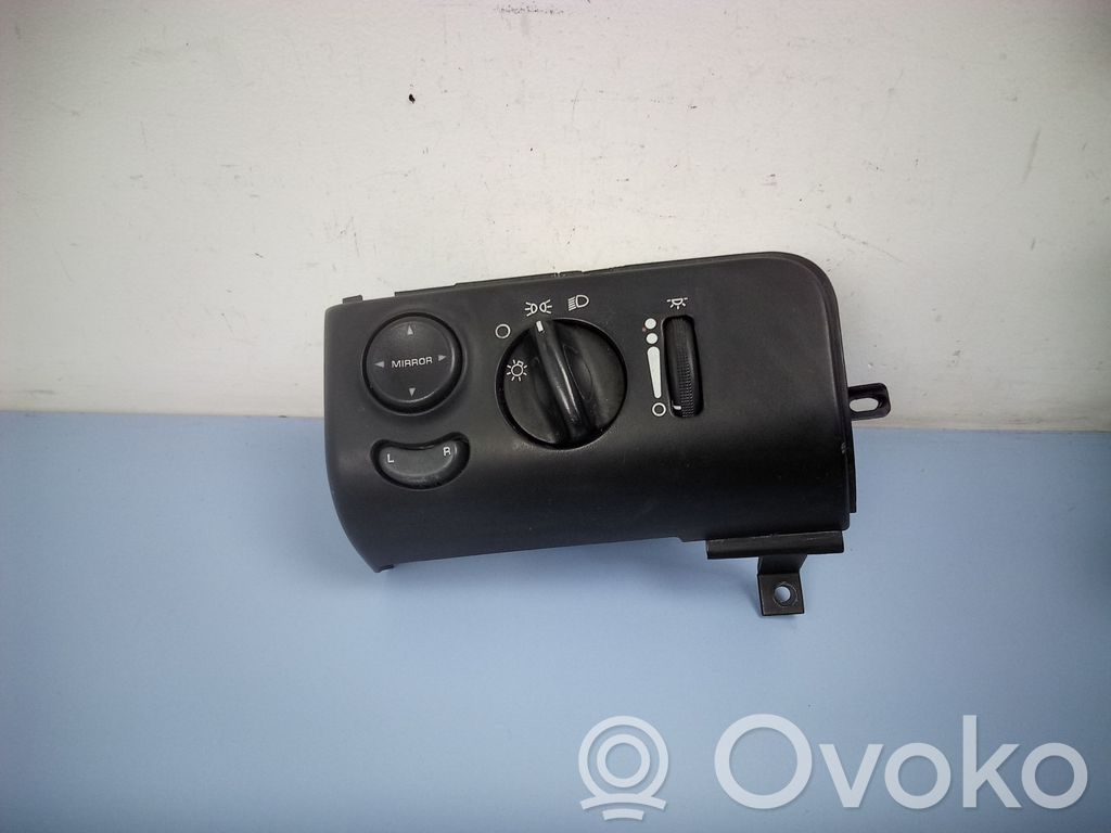 Light switch   4685317