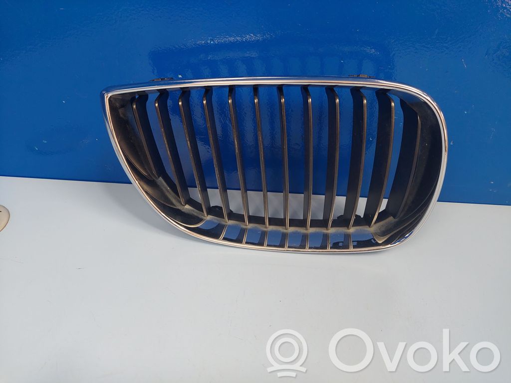BMW 1 E81 E87 Augšējais režģis 