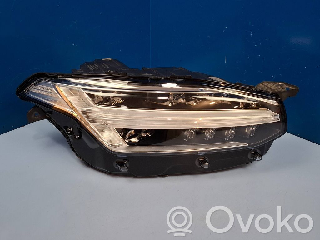 Volvo XC90 Lampa przednia 