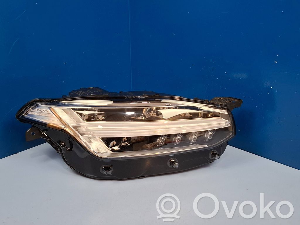 Volvo XC90 Lampa przednia 