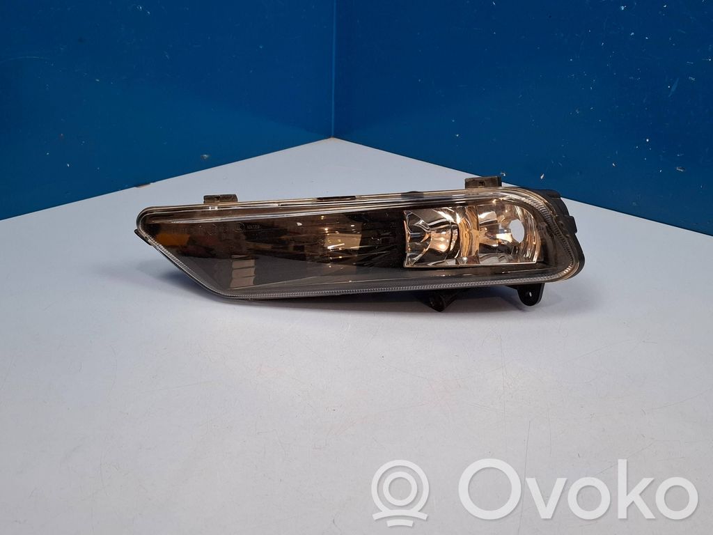Volkswagen PASSAT B7 Etusumuvalo 