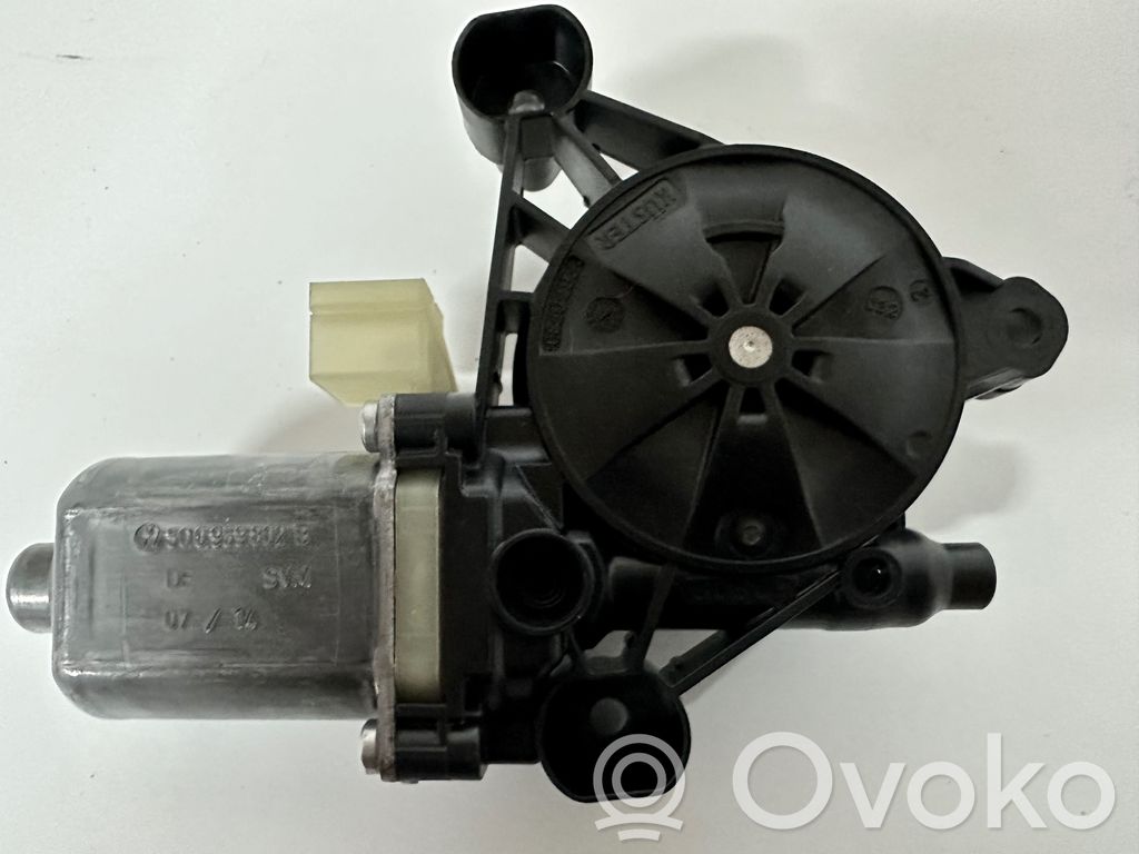 Volkswagen Golf VII Front door window regulator motor 