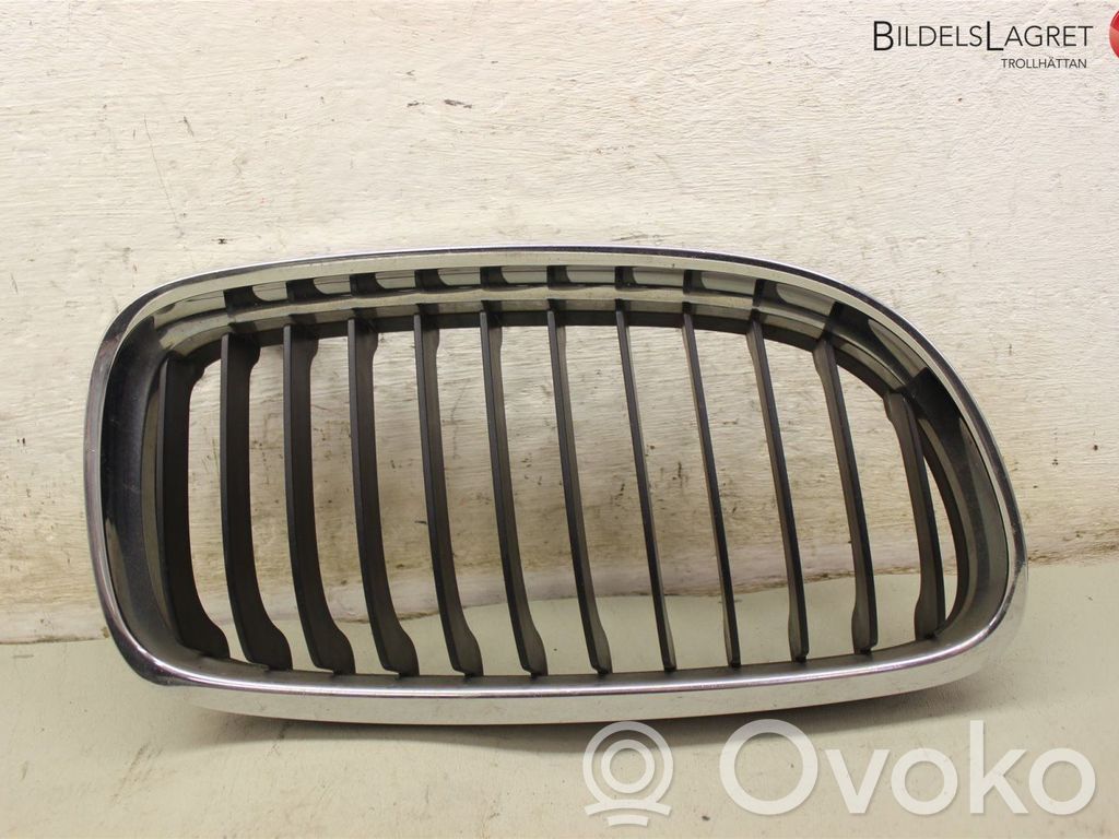 BMW 3 E90 E91 Grotelės apatinės (trijų dalių) 