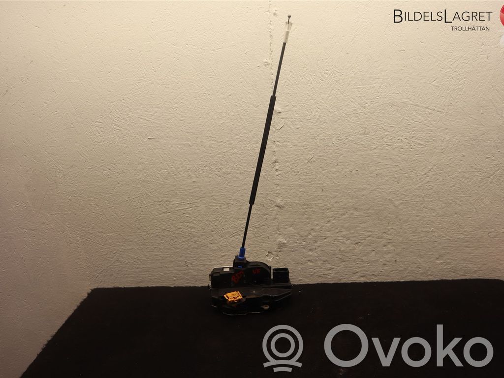 Opel Astra J Front door lock 
