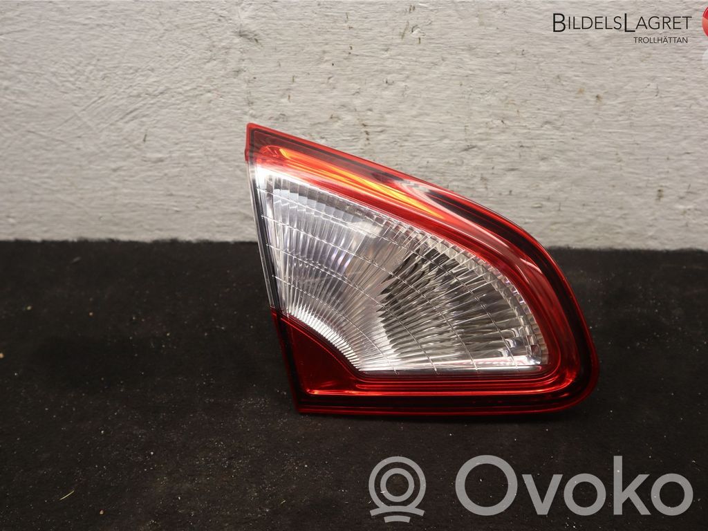 Nissan Qashqai+2 Lampy tylnej klapy bagażnika 