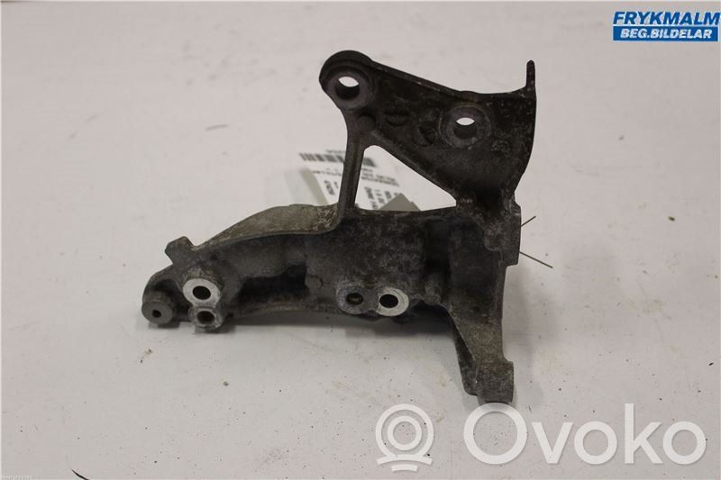 Volvo V40 Generator/alternator bracket 