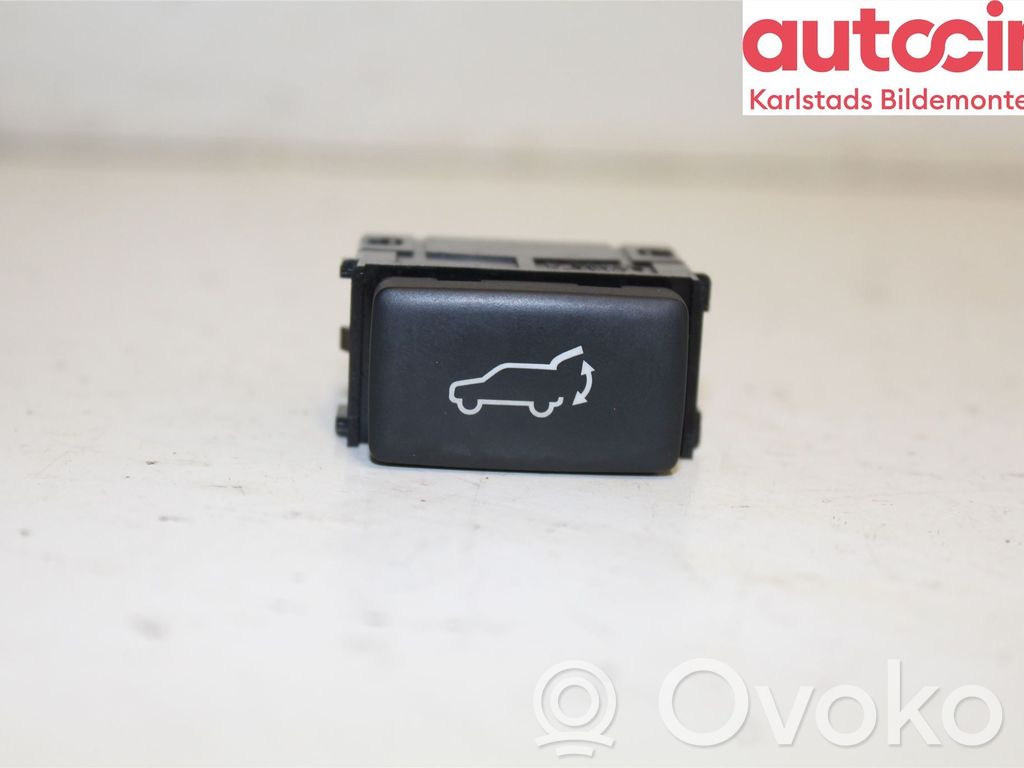 Tailgate/boot open switch button