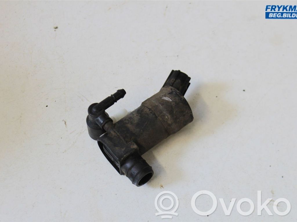 Volvo V70 Windscreen/windshield washer pump 