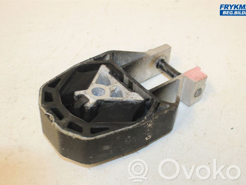 Volvo V50 Engine mounting bracket 