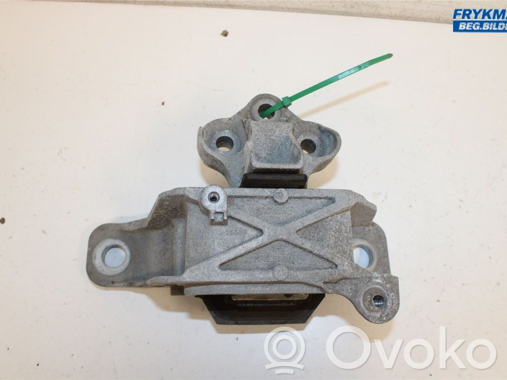 Ford Focus Engine mounting bracket 