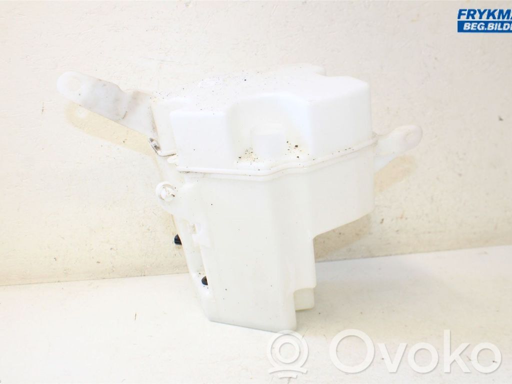 Volvo V70 Windshield washer fluid reservoir/tank 