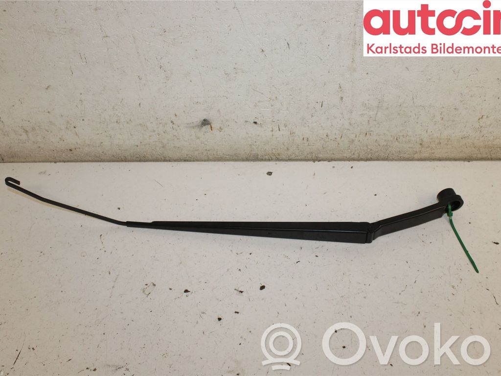 Subaru XV I Front wiper blade arm 