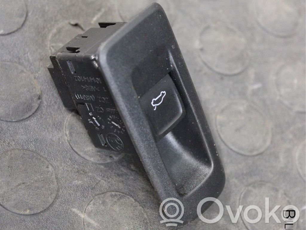 Skoda Karoq Botón interruptor de maletero abierto 