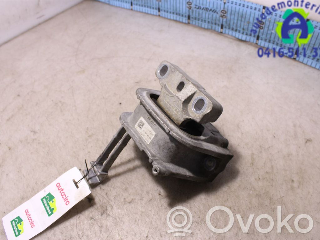 Volkswagen Tiguan Engine mounting bracket 