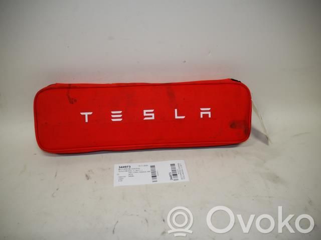 Tesla Model 3 Kita variklio detalė 