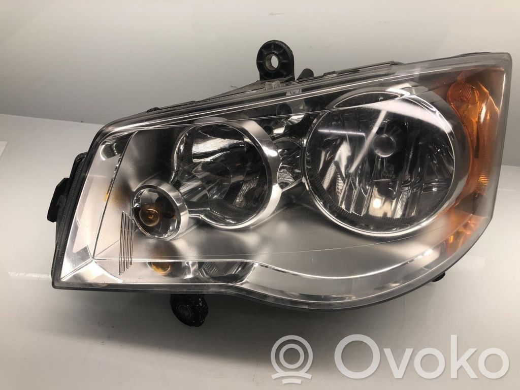 Chrysler Voyager Lampa przednia 