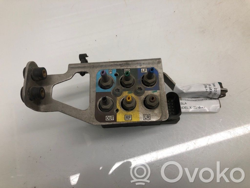 Tesla Model X Verteiler / Ventilblock Luftfederung 