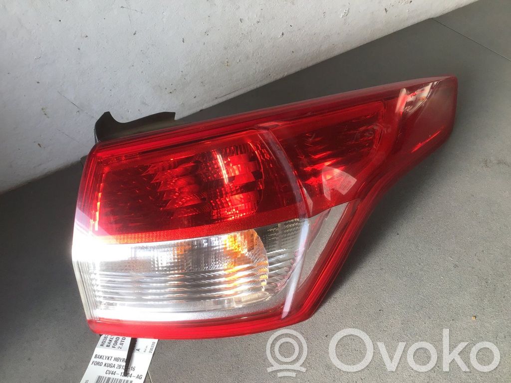 Ford Kuga II Aizmugurējais lukturis virsbūvē 