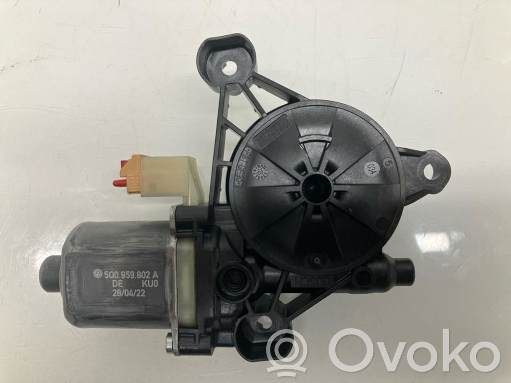 Volkswagen Golf VIII Motorino alzacristalli della portiera anteriore
