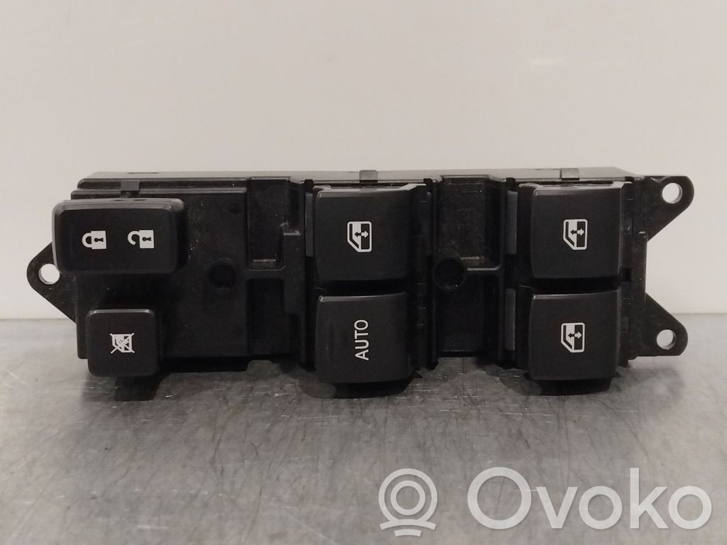 Mitsubishi Outlander Electric window control switch 