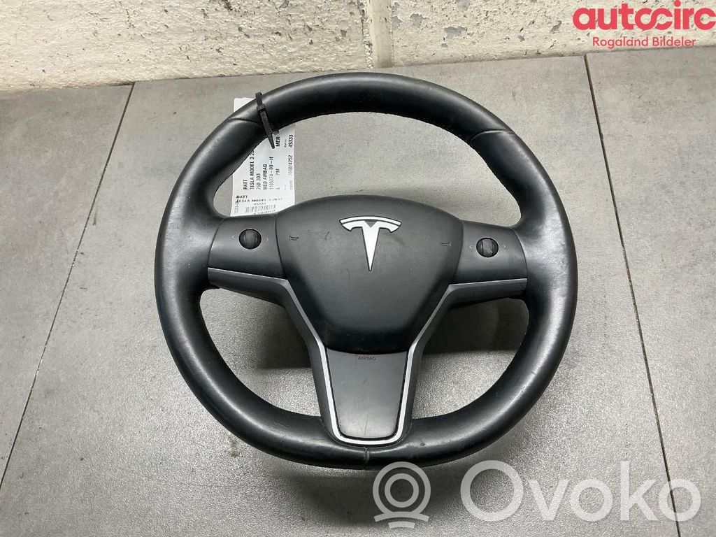 Tesla Model 3 Volan 