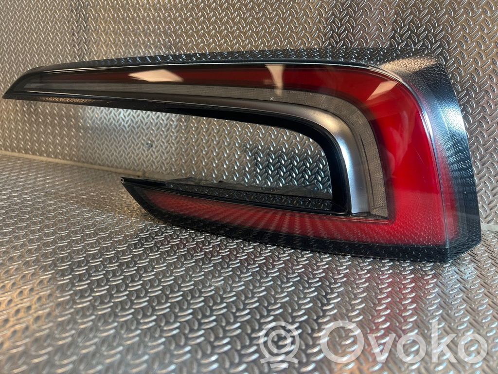 Tesla Model 3 Aizmugurējais lukturis virsbūvē 