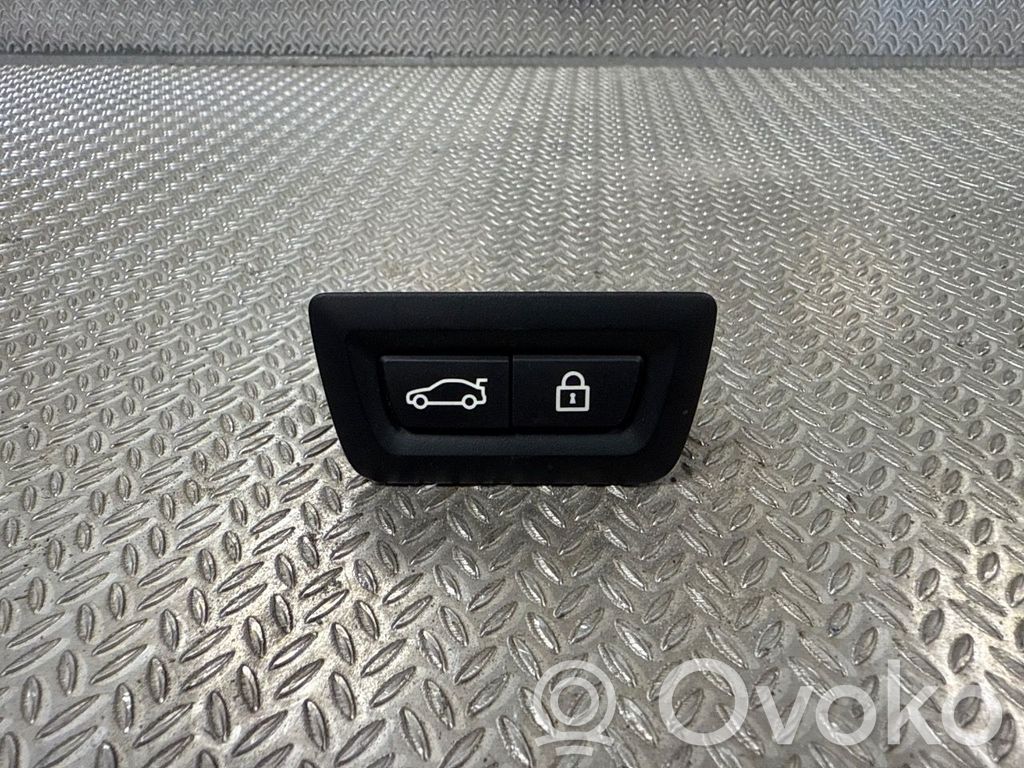 BMW i4 Tailgate opening switch 