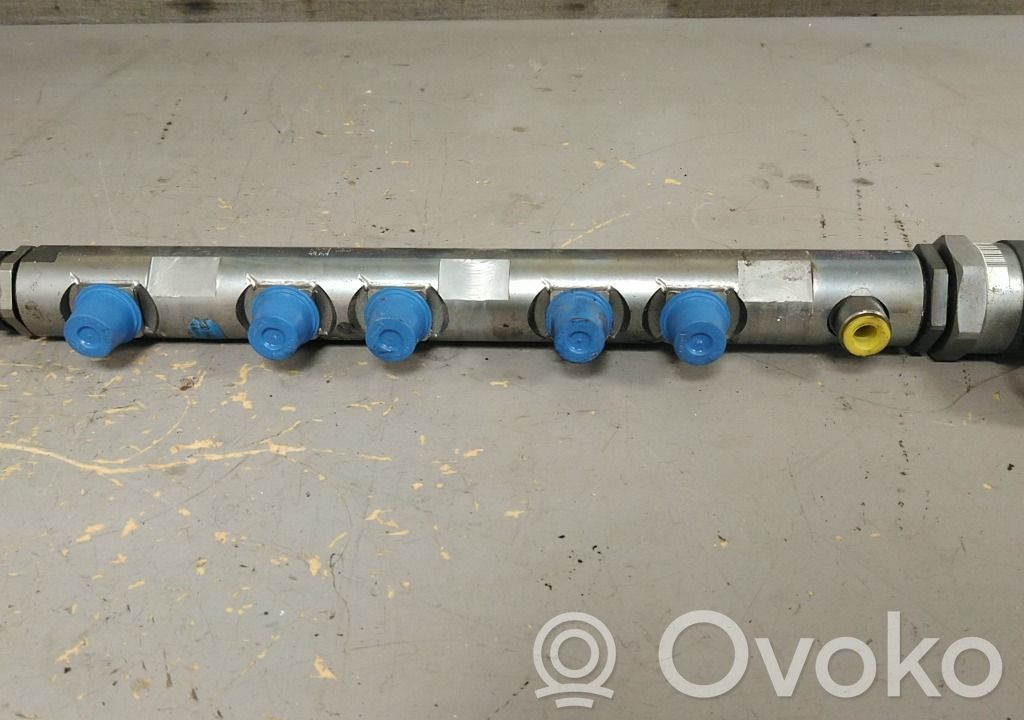 BMW 5 E60 E61 Fuel distributor 