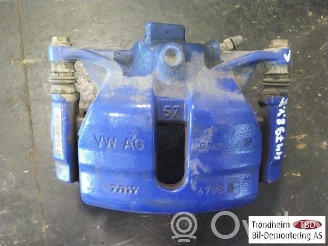 Volkswagen Golf VII Zacisk hamulcowy przedni 