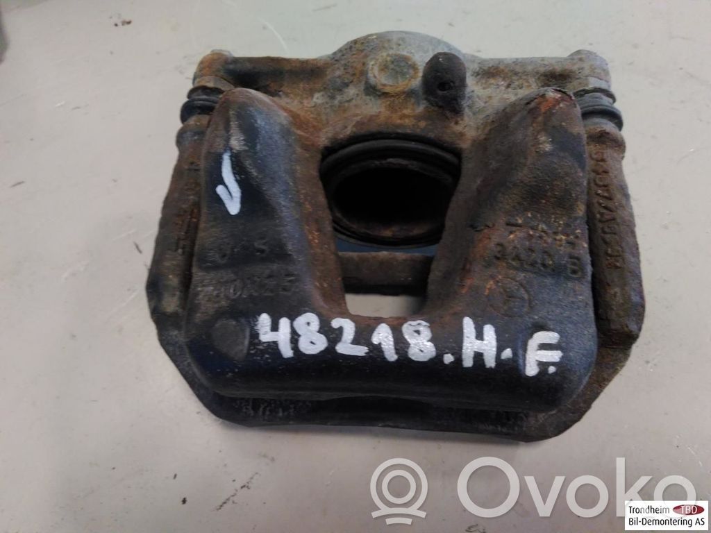 Mercedes-Benz A W176 Zacisk hamulcowy przedni 
