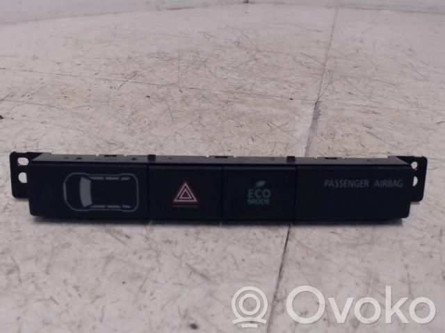 Mitsubishi Outlander Botón interruptor de luz de peligro 