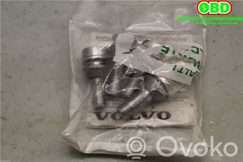 Volvo V70 Mutterit/pultit 