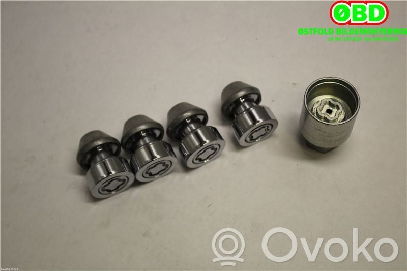 Volvo V50 Mutterit/pultit 