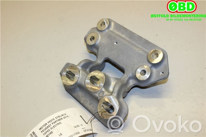 Peugeot Partner Engine mount bracket 