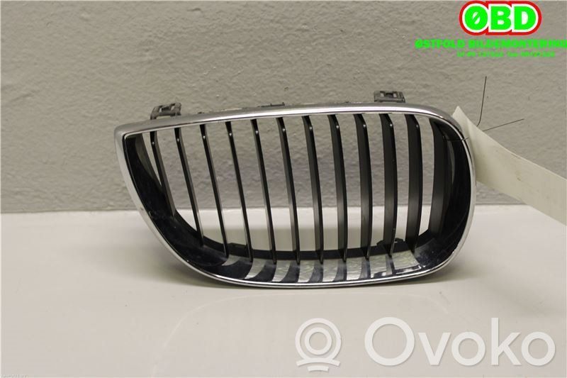 BMW 1 E81 E87 Kojelaudan sivutuuletussuuttimen kehys 
