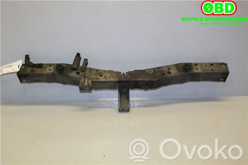 Toyota Avensis T270 Pas przedni 