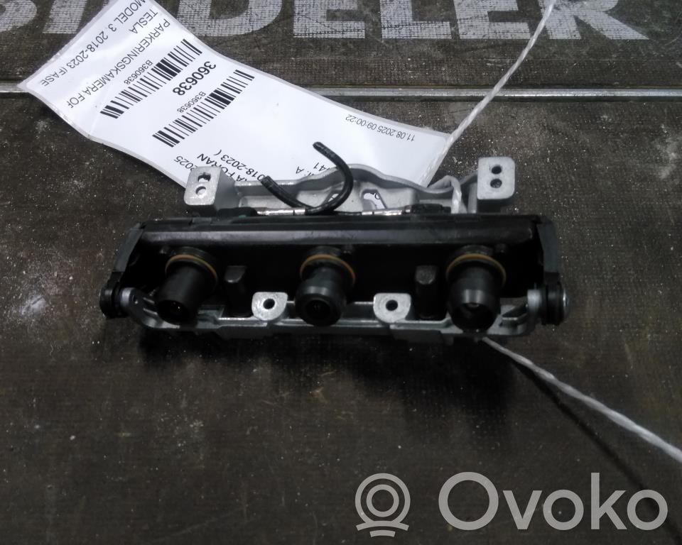 Tesla Model 3 Etupysäköintitutkan anturin pidike (PDC) 