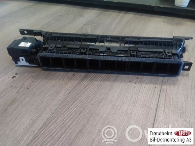 Tesla Model 3 Moldura protectora de la rejilla de ventilación lateral del panel 