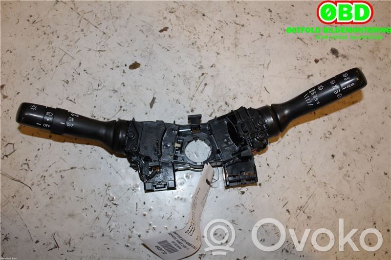 Toyota Yaris Interruptor de control multifunción 