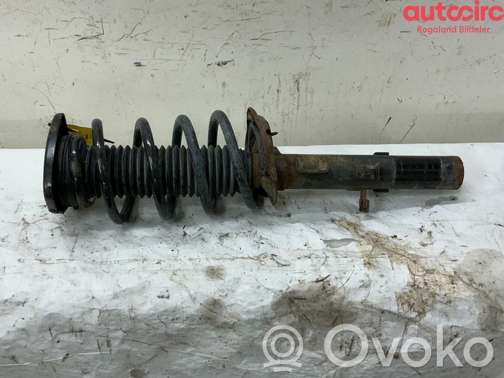 Volvo XC40 Amortyzator osi przedniej ze sprężyną 