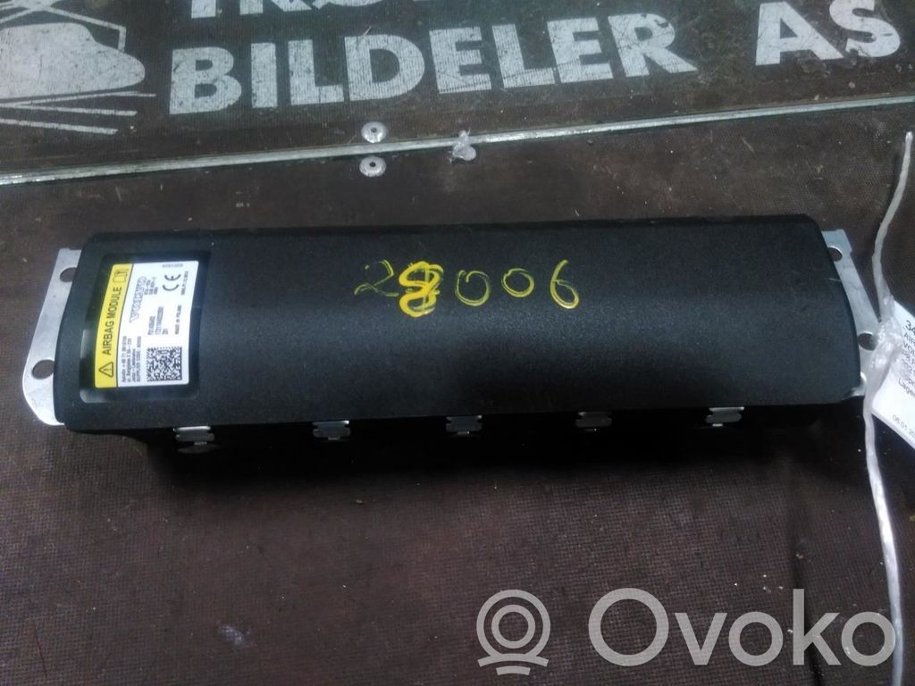 Volvo XC40 Airbag pentru genunchi 