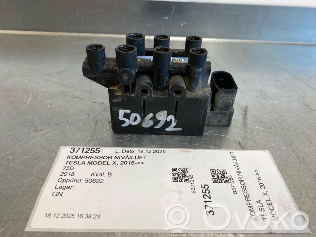 Tesla Model X Verteiler / Ventilblock Luftfederung 