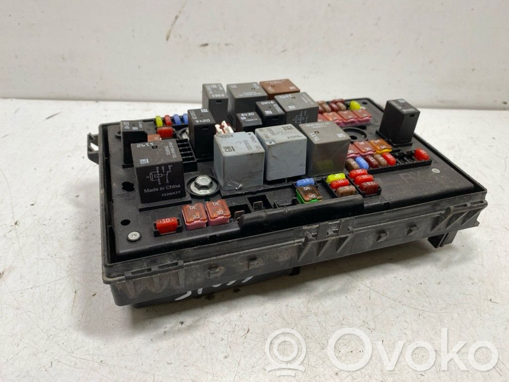 Opel Astra J Juego de caja de fusibles 