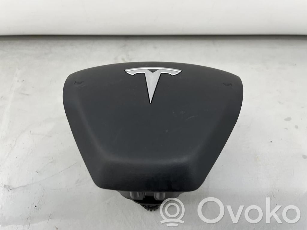Tesla Model Y Vairo oro pagalvė 