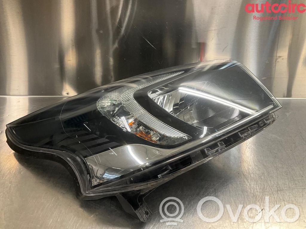 Opel Vivaro Lampa przednia 