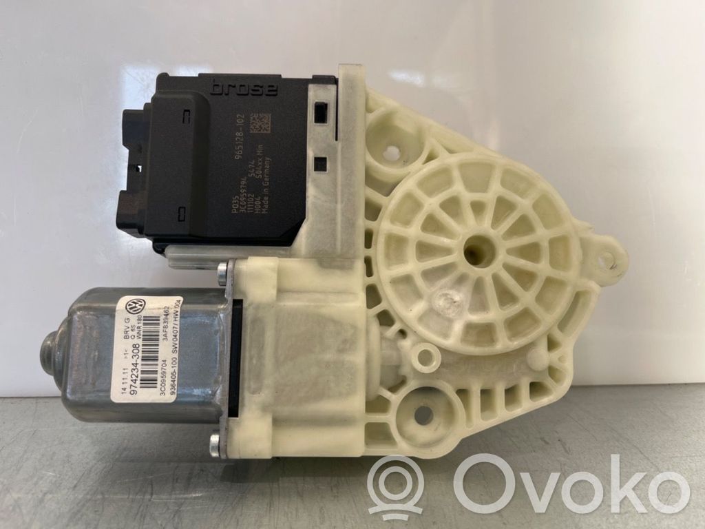 Volkswagen PASSAT B7 Podnośnik szyby drzwi z silniczkiem 