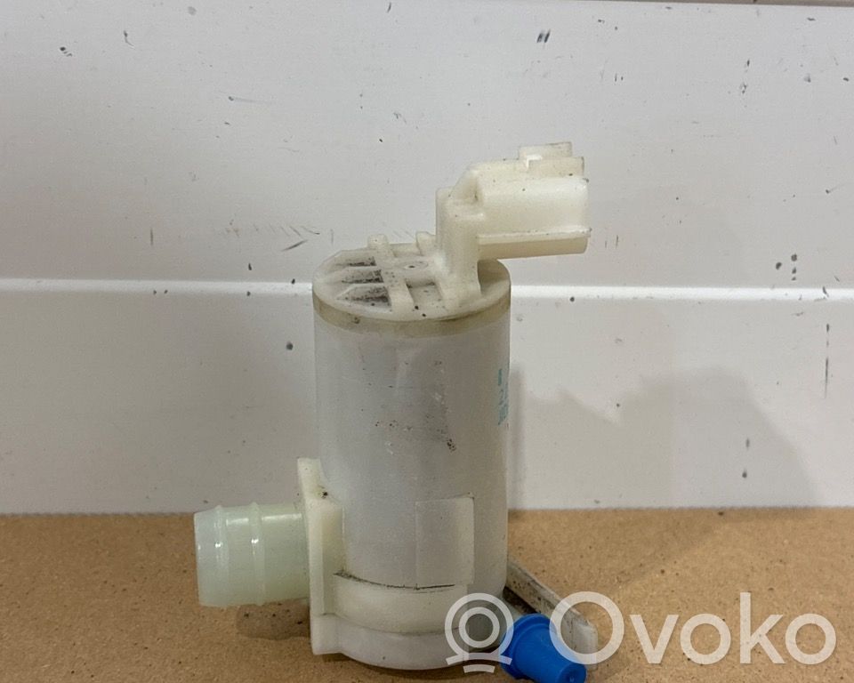 Isuzu D-Max Windscreen/windshield washer pump 