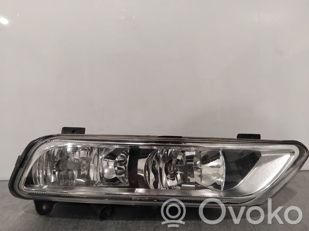 Volkswagen PASSAT B7 Światło przeciwmgłowe przednie 