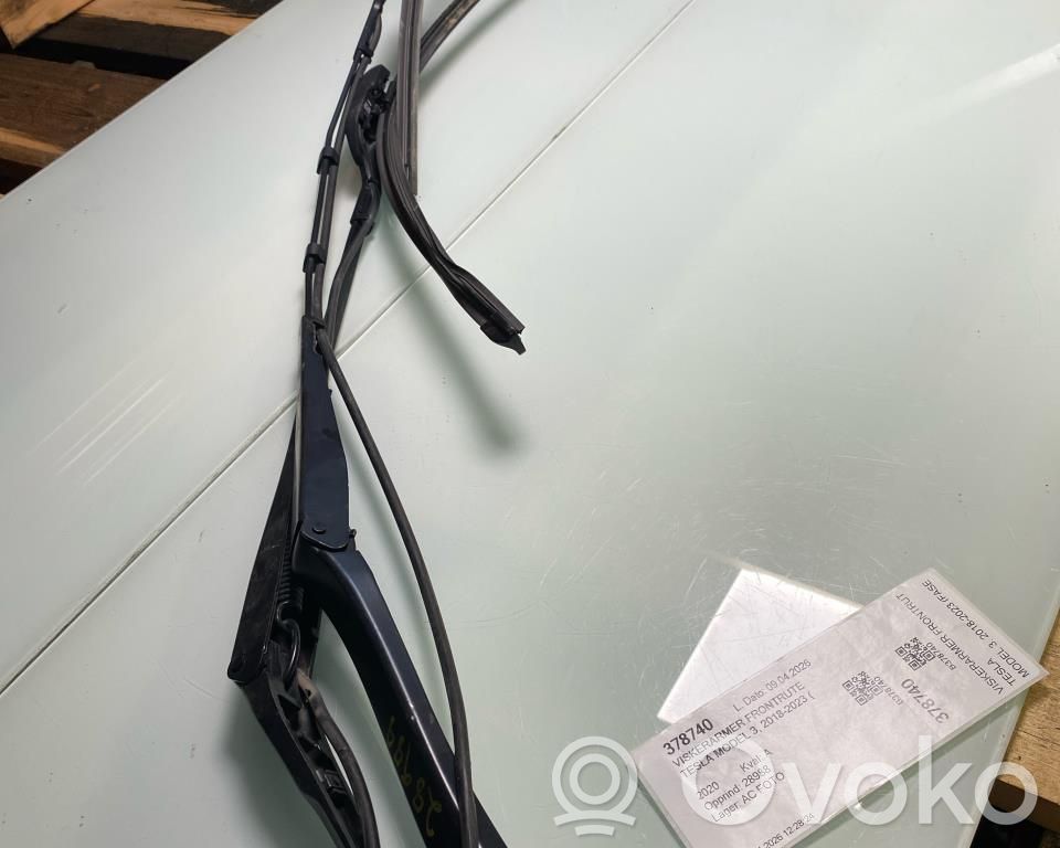 Front wiper blade arm
