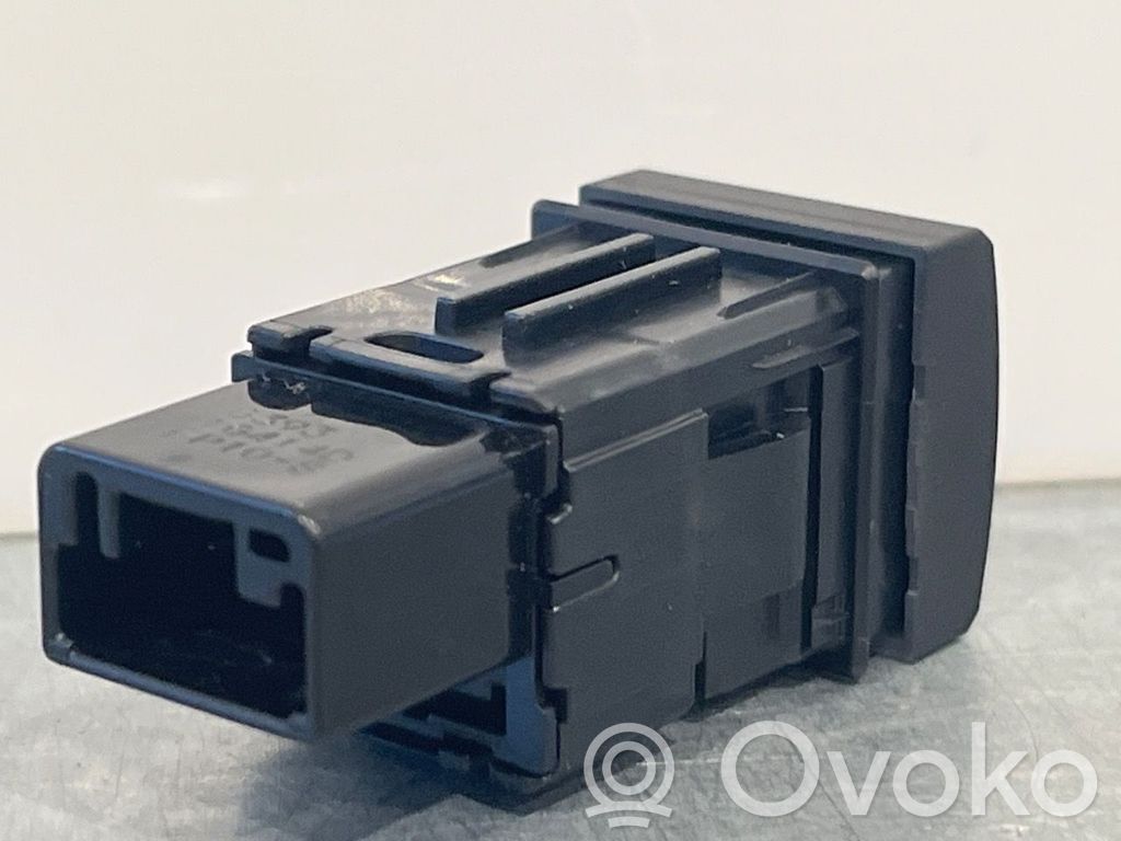 Toyota bZ4X Interrupteur d'ouverture de coffre
